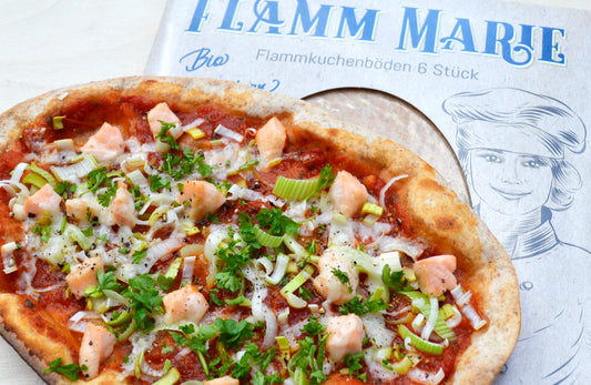 Dinkel-Vollkorn-Flammkuchen mit Tomatensugo, Lauch und Lachs
