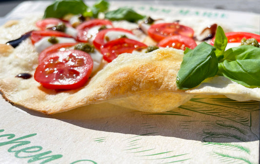 Flammkuchen mit Tomaten & Mozzarella, Pesto & Basilikum