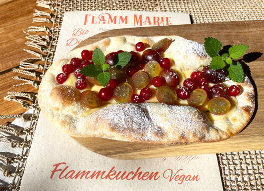 Mit Vanillecrème, Stachel- und Johannisbeeren