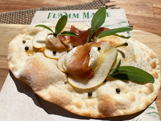 Mit Ziegenkäse, Birne, Serranoschinken und Salbei