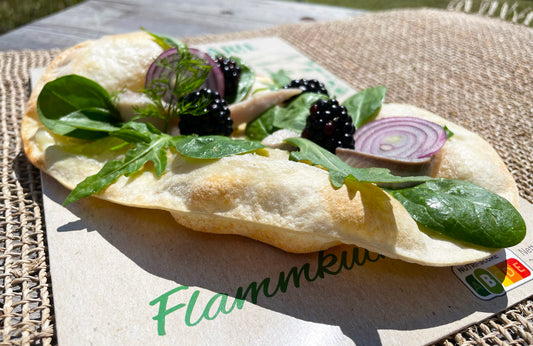 Mit Ruccola, Baby-Blattspinat, Forellenfilet und Brombeere