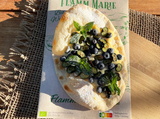 Mit Blaubeeren und Vanillecrème