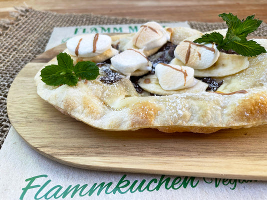 Mit Schokoladenraspeln, Bananenscheiben und gratinierten Marshmallow, Caramelsauce
