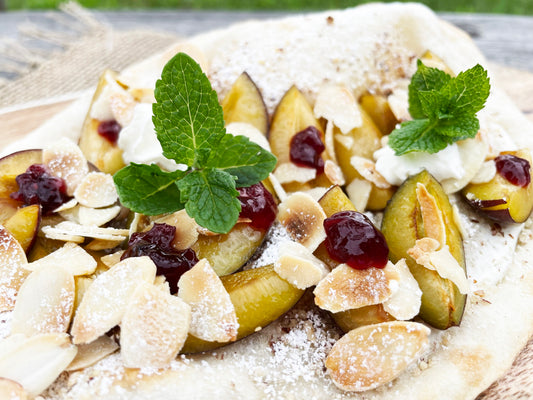 Mit Zwetschgen, Mandelblättchen und Puderzucker