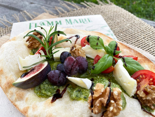 Mit Pesto, Cherry-Tomaten, Pecorino, Trauben und Walnüssen