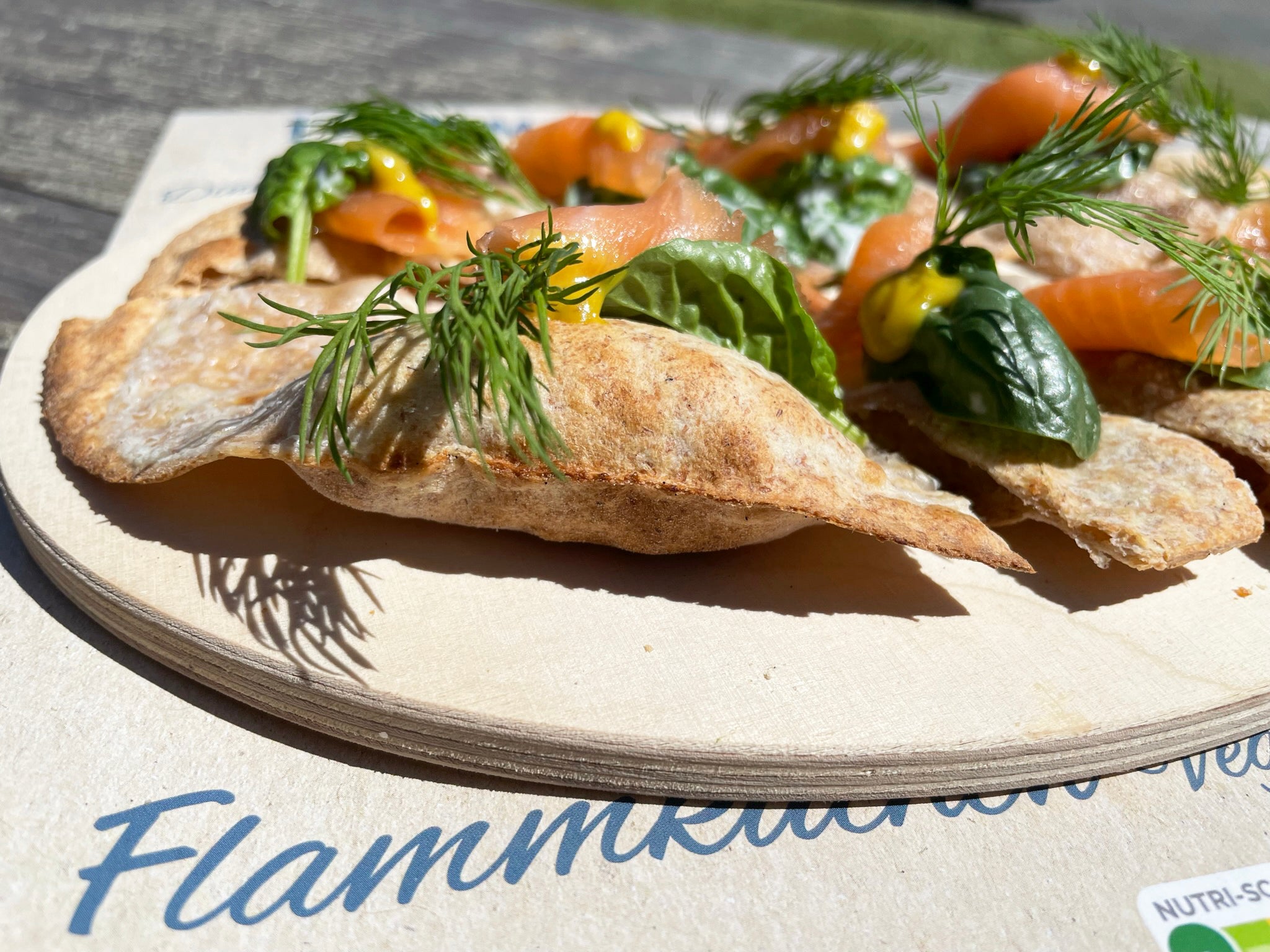 Dinkel-Vollkorn-Flammkuchen mit frischem Blattspinat, Räucherlachs & H ... Dinkel-Vollkorn-Flammkuchen mit frischem Blattspinat, Räucherlachs & H ...