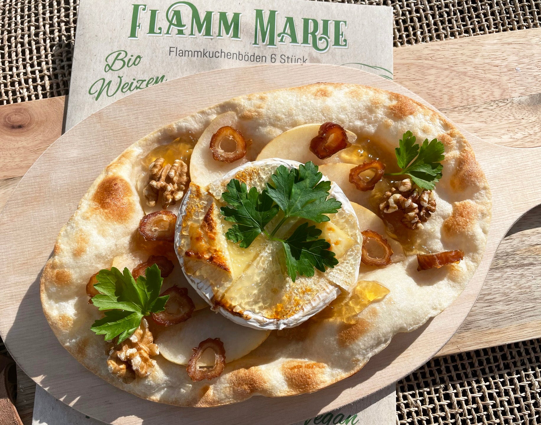 Mit Nashi-Birne, Quittengelée, Ziegenkäse und Birnensenf – Flamm Marie Mit Nashi-Birne, Quittengelée, Ziegenkäse und Birnensenf – Flamm Marie